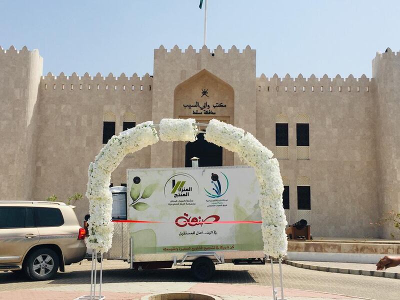تدشين عربة متنقلة لبيع المأكولات العمانية
