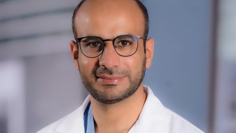 طبيب عماني يحصد جائزة من جمعية عالمية عريقة