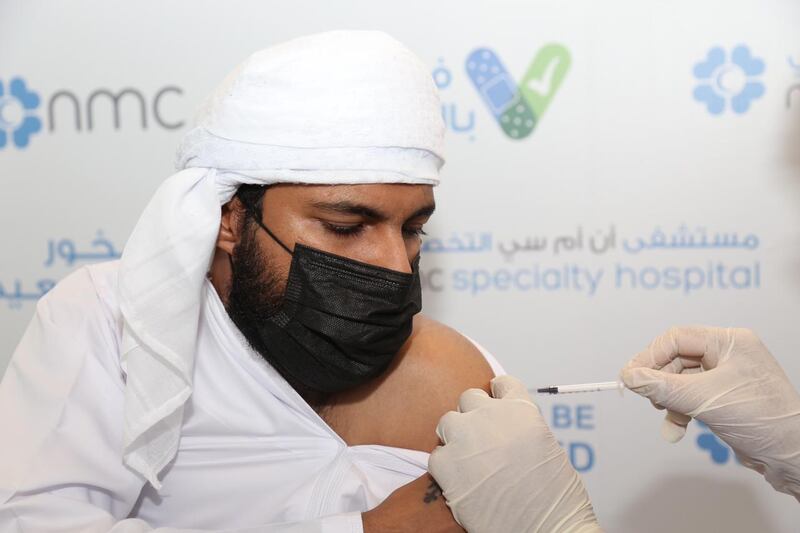 بنك ظفار يبدأ حملة تطعيم موظفيه ضد “كورونا”