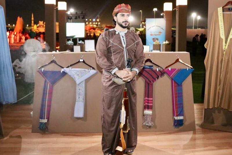 مواطن يجمع الأزياء الرجالية العمانية ويوثقها ويُعيد تصميمها