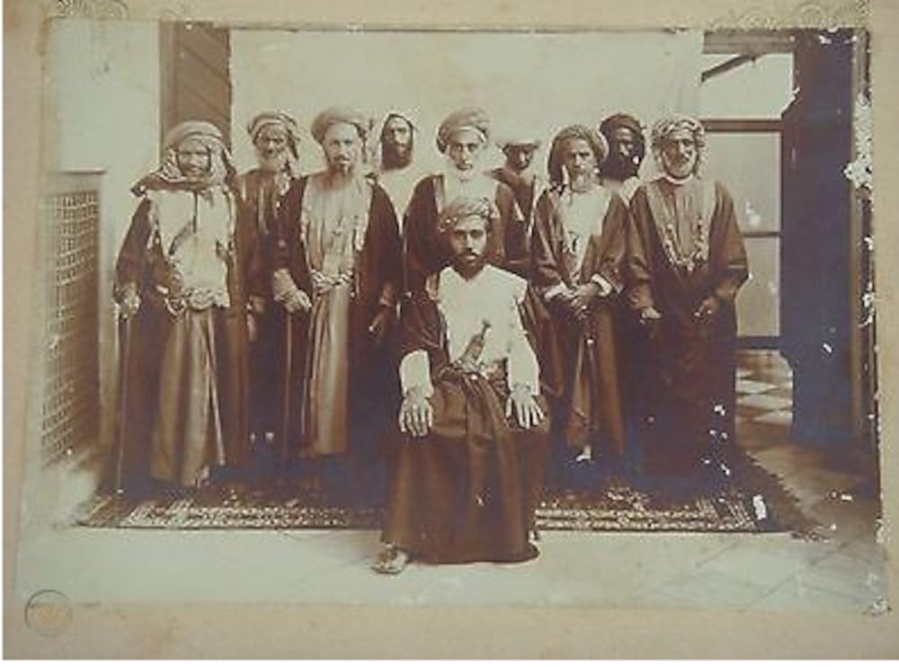 السلطان فيصل بن تركي وخلفه عدد من الشخصيات العمانية. شبكة المعلومات العالمية