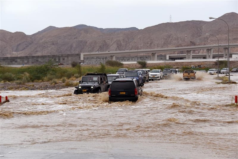 بالصور: جريان عدد من الأودية في العامرات
