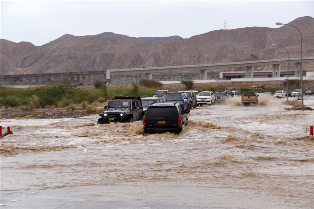 بالصور: جريان عدد من الأودية في العامرات