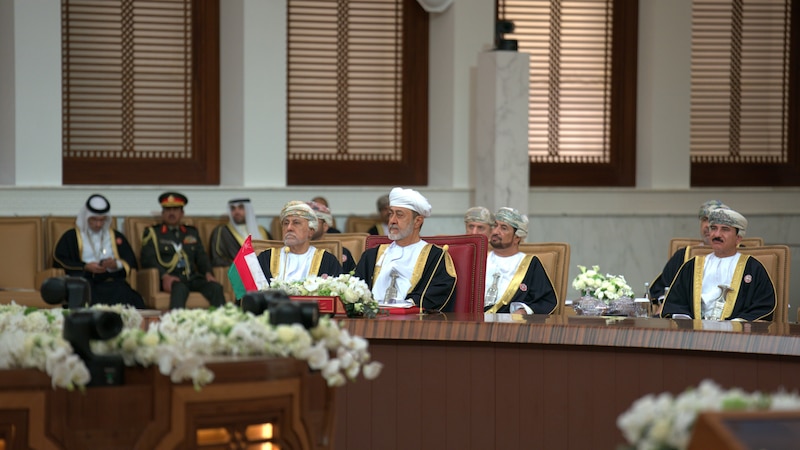 بعد مشاركة استثنائية في القمة الخليجية: جلالة السلطان يصل إلى أرض الوطن