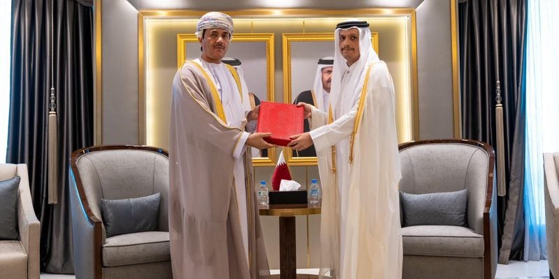 جلالة السلطان يبعث رسالة خطية لأمير قطر