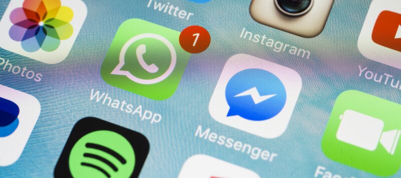 “واتساب” أكثر تطبيقات التواصل الاجتماعي استخدامًا في السلطنة