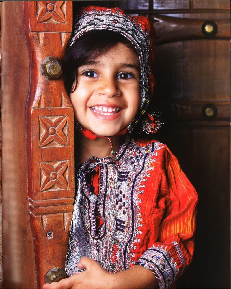 بالصور: تنوع زاهٍ بين أنماط الزي النسائي للمرأة العمانية