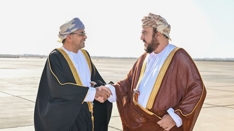 سمو السيد أسعد بن طارق يعود إلى البلاد