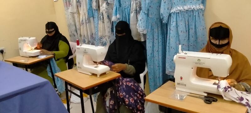 للإحلال التدريجي: مواطنة تُنفِّذ مبادرة للخياطة