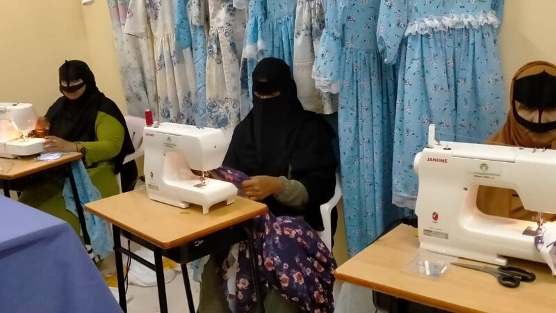 للإحلال التدريجي: مواطنة تُنفِّذ مبادرة للخياطة