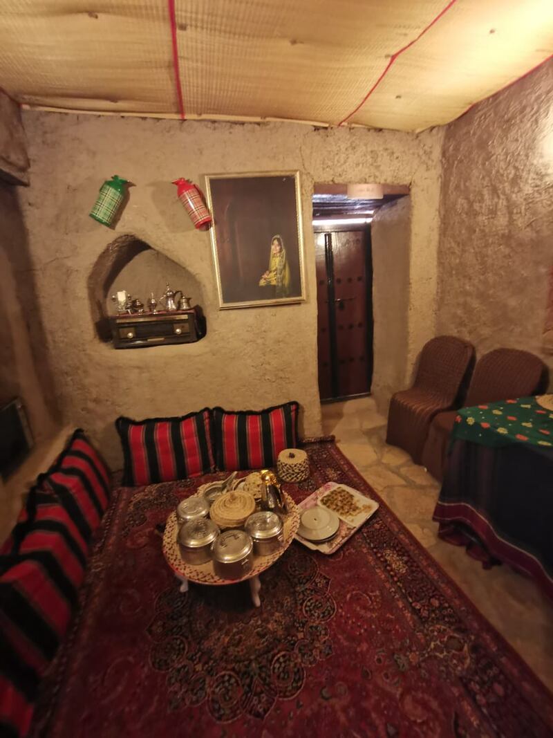 بالصور: عُمانية تُحوّل منزل أسرتها القديم إلى مَعلَمٍ زوّارُه من داخل السلطنة وخارجها