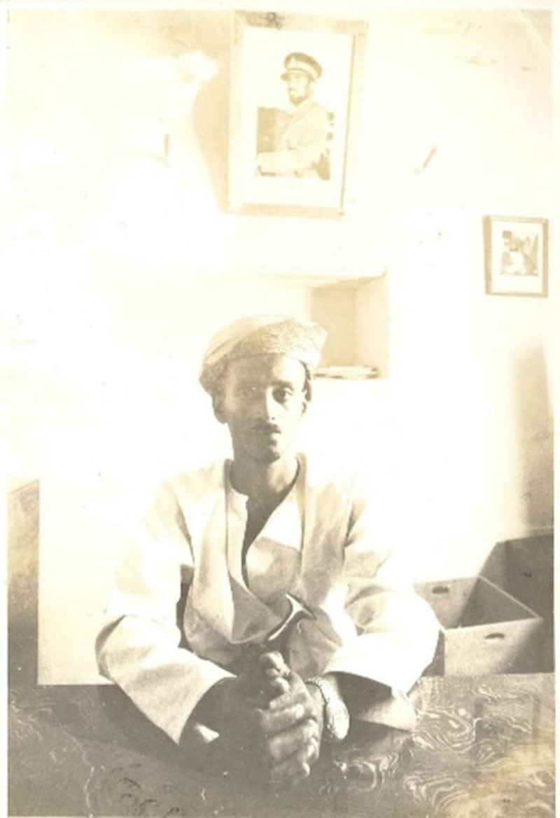 الشيخ سعيد في مكتبه أثناء تولي مهام عمله كنائب لوالي ظفار في رخيوت