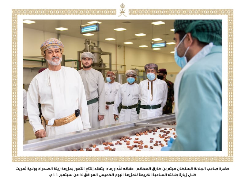 بالصور: جلالة السلطان يزور مزرعة زينة الصحراء