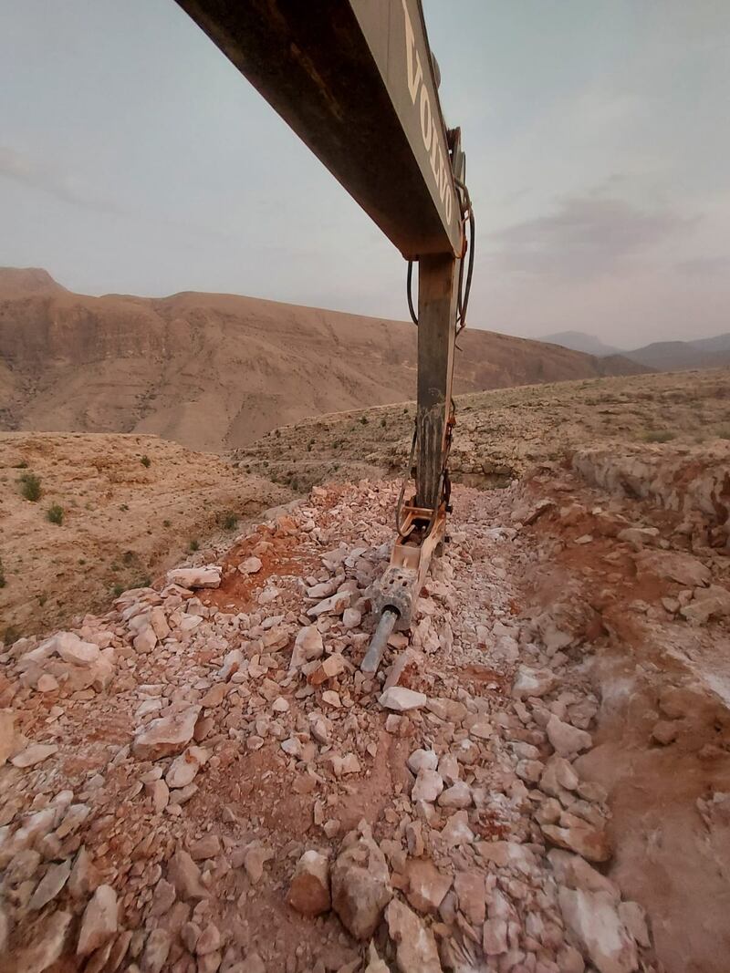 بالصور والفيديو: المواطن سعيد يستثمر مبلغ جائزة السلطان قابوس لـ “يُسعِد” به الناس