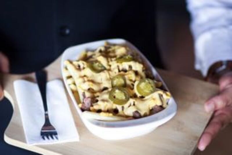 عُمانيان أسسا “كشته برجر”، ووظفا مجموعة من الشباب، فما هي قصتهما؟