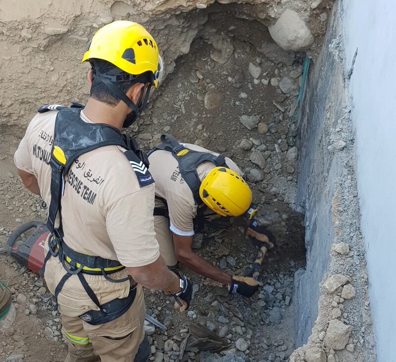 في الخوض: انهيار أتربة على عامل والدفاع المدني ينشر التفاصيل