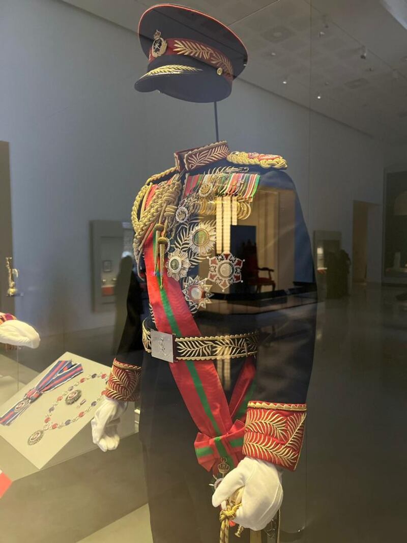 تعرف على بدلة السلطان قابوس التي تُعدّ أرفع أنواع البدلات العسكرية