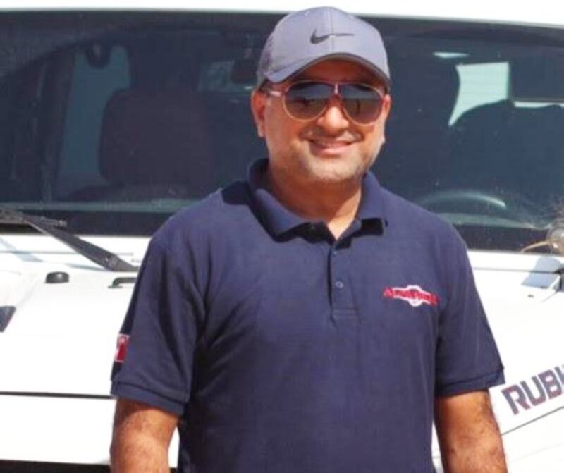 بالصور : فريق تطوعي ينظم حملة لتنظيف أحد شواطئ السلطنة