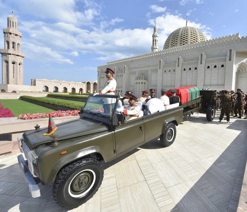 خبير في الإيتيكيت الدبلوماسي يوضح البروتوكول العسكري بجنازة والدنا السلطان قابوس