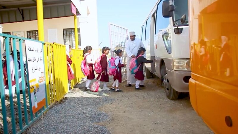 بالصور: مدرسة توفّر حلّا تقنيا لإيصال طلبتها إلى منازلهم بسلام