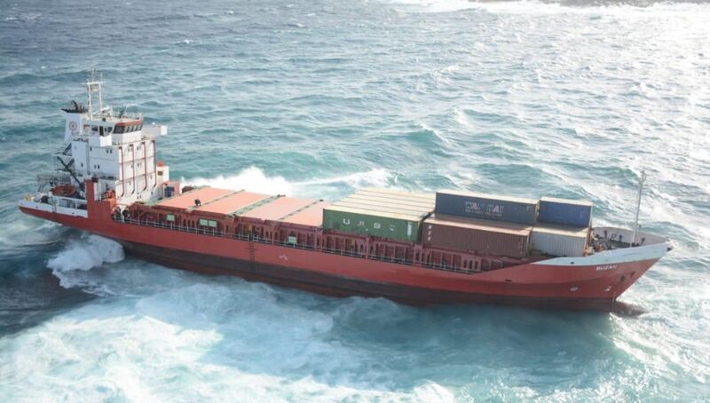 غرق سفينة تجارية في ظفار وإنقاذ 12 شخصًا