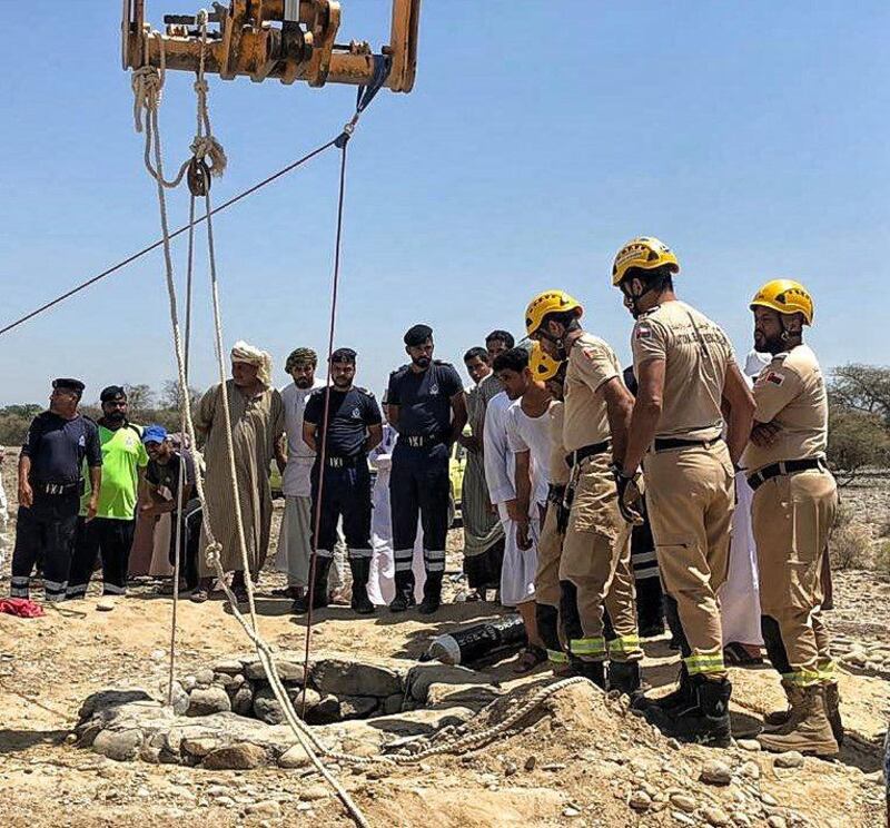 إنقاذ مواطن بعد احتجازه تحت الأنقاض