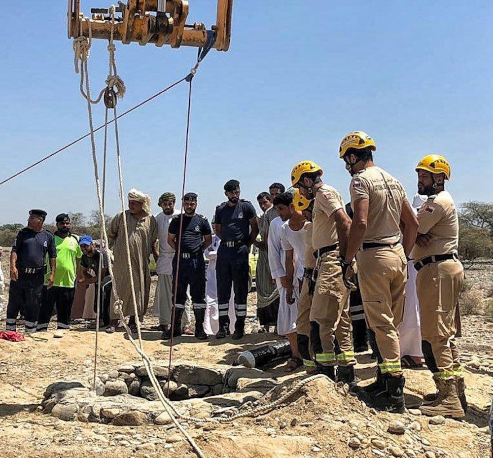 إنقاذ مواطن بعد احتجازه تحت الأنقاض