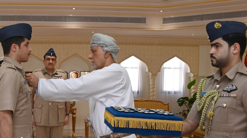 سمو السّيد شهاب بن طارق يقلد أجنحة الطيران للضباط الطيارين