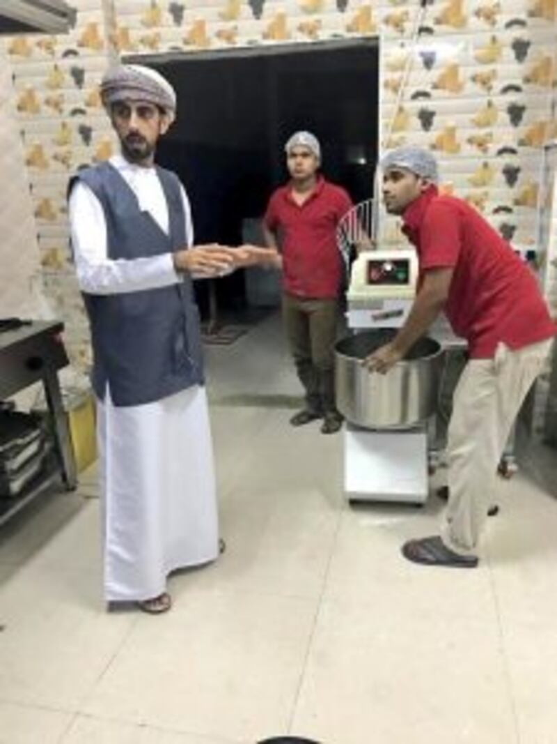 بالصور: إتلاف أغذية معدة لمقاصف مدرسية