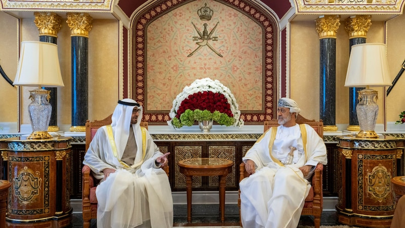 جلالة السلطان والرئيس الإماراتي يؤكدان تحفيز القطاعين الحكومي والخاص بين البلدين