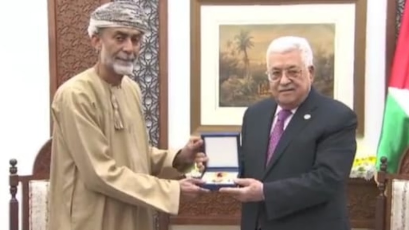 الرئيس الفلسطيني يُكرم فنانًا عُمانيًا