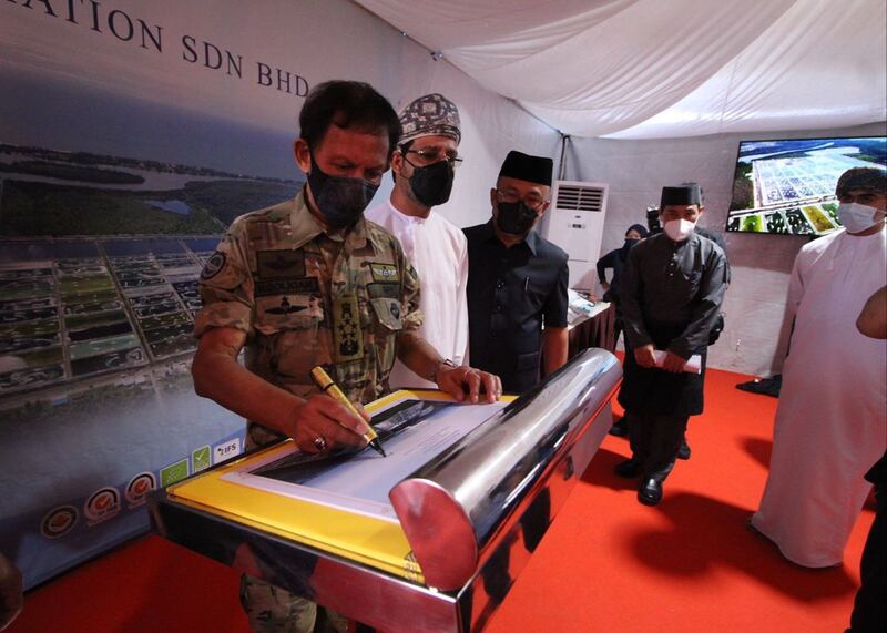 بالصور: سلطان بروناي يزور شركة يستثمر فيها جهاز الاستثمار العماني