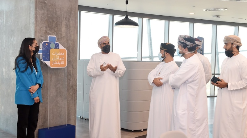 إعلاميون يطلعون على عالم عمانتل للابتكار الرقمي