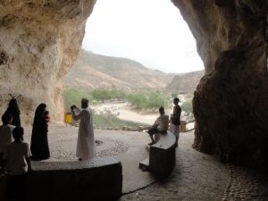 بالصور والخريطة..”كهف المرنيف” بين الجبل والنوافير الطبيعية