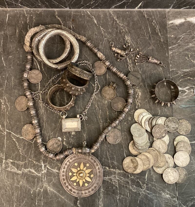 مواطن يمتلك مقتنيات ومخطوطات تراثية تعود لعصور وقرون مختلفة