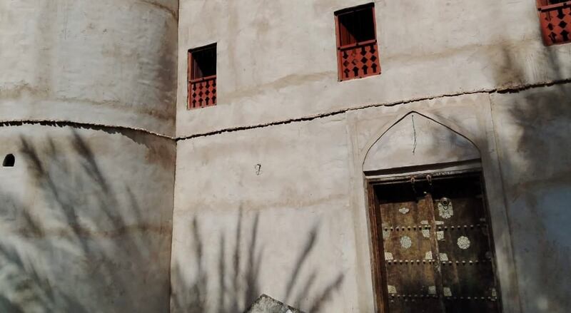 “فكرته وُلِدت من رحم الحاجة”: عُماني يبتكر خلطة طينية ويُرمم أكثر من 50 مبنى