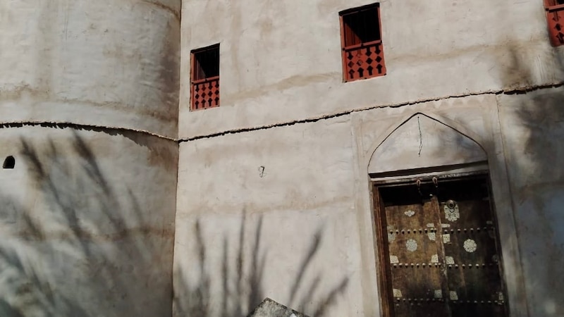 “فكرته وُلِدت من رحم الحاجة”: عُماني يبتكر خلطة طينية ويُرمم أكثر من 50 مبنى