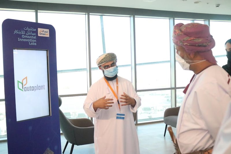 عمانتل تُدشِّن متجرًا يُدار آليًا بالكامل