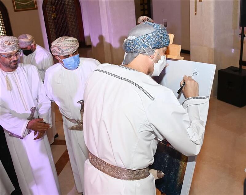 يحمل صورة والد جلالة السلطان: طابع بريدي عماني جديد