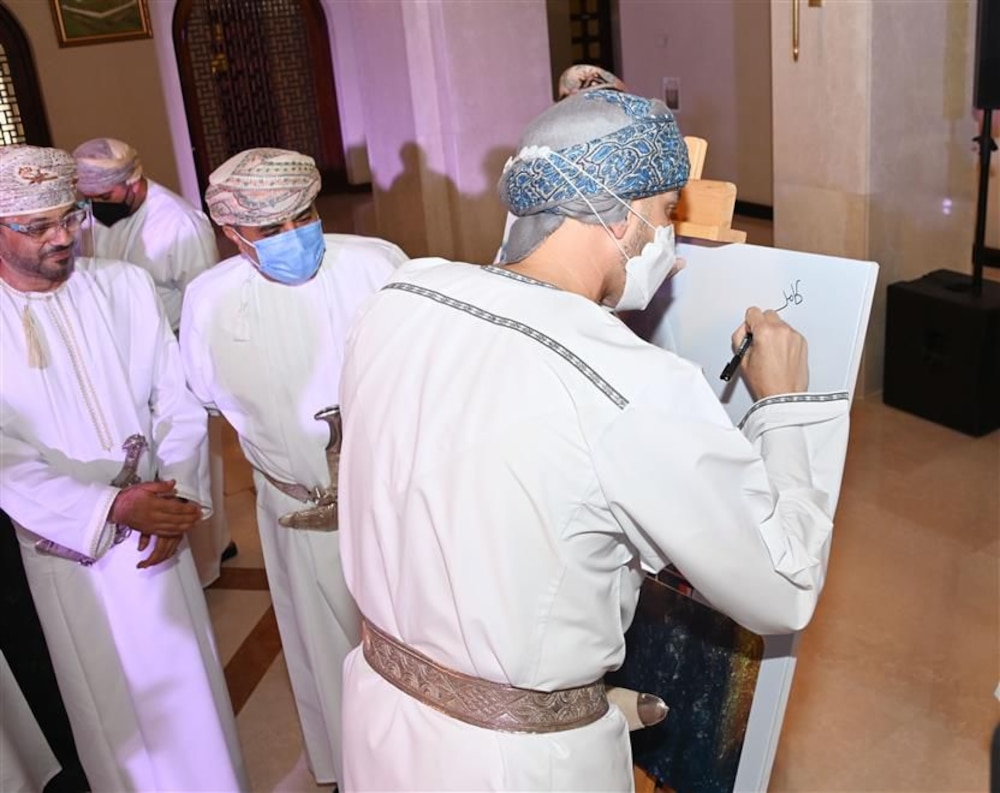يحمل صورة والد جلالة السلطان: طابع بريدي عماني جديد