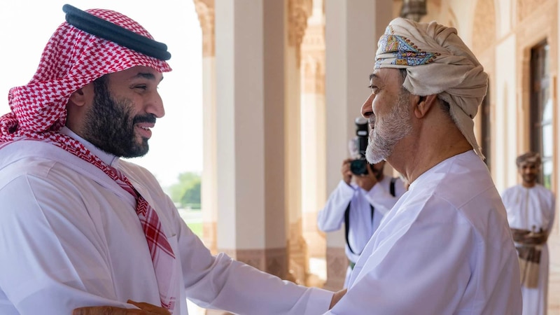 الأمير محمد بن سلمان يغادر سلطنة عمان