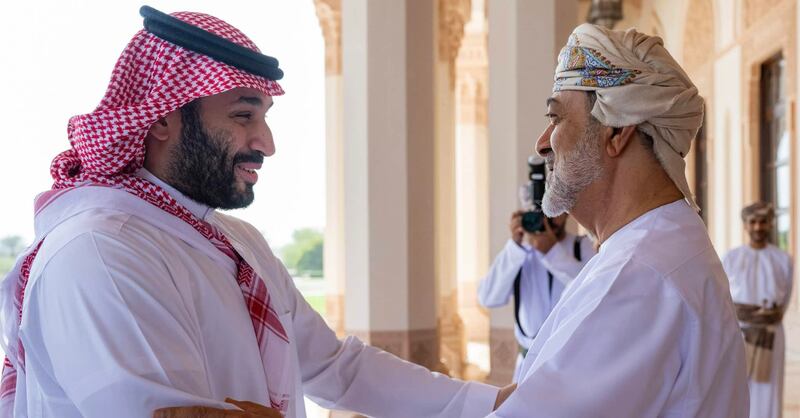 الأمير محمد بن سلمان يغادر سلطنة عمان
