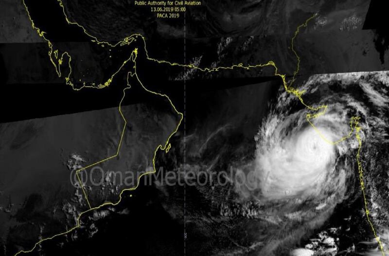 الأرصاد العمانية توضح آخر مستجدات إعصار “فايو”