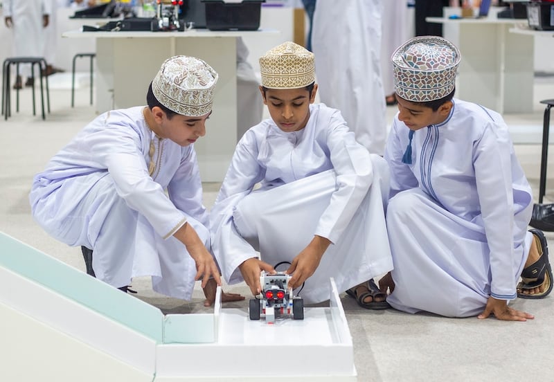 طلبة عمانيون يحققون مراكز متقدمة في برنامج أكاديمية العلوم