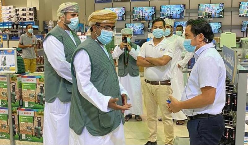 الحكماني يطلع على ملاحظات المستهلكين في السيب