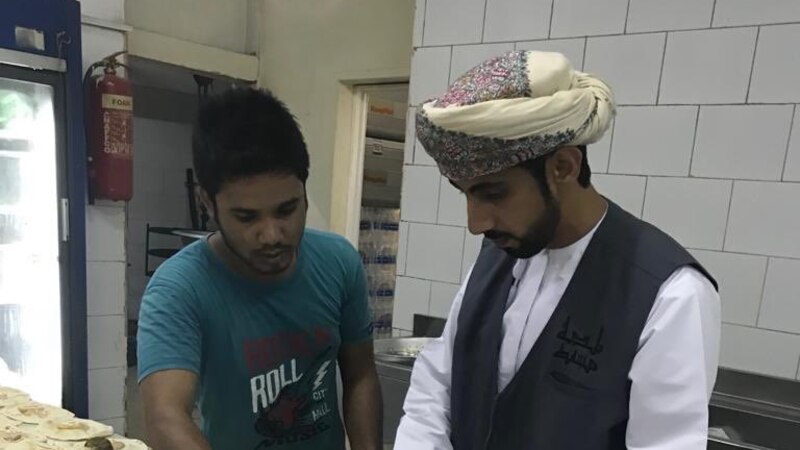 بالصور: إتلاف أغذية معدة لمقاصف مدرسية