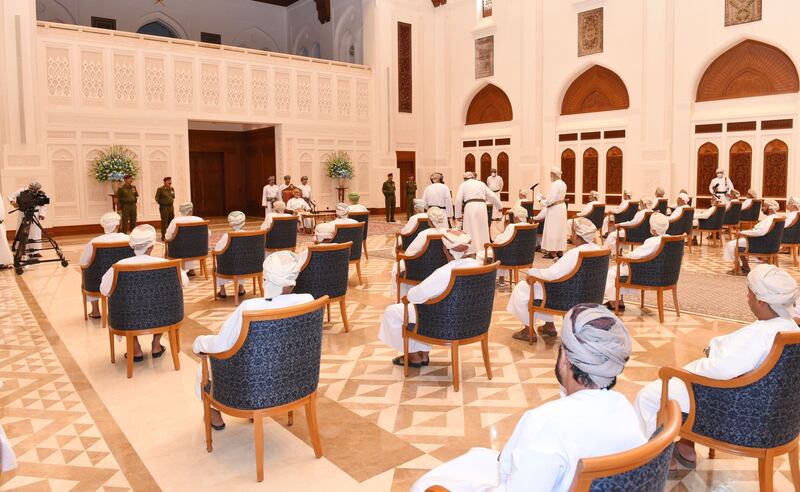 بالصور: جلالة السلطان يلتقي بشيوخ شمال الشرقية