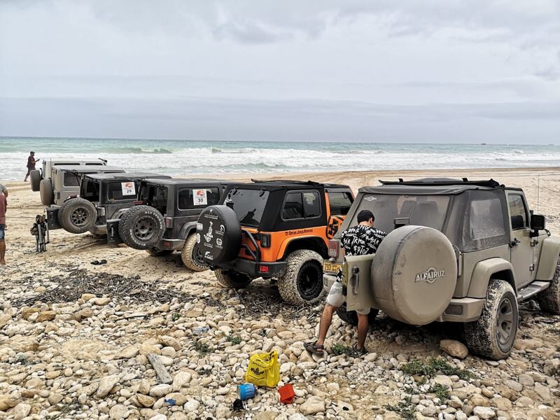 قدّموا حملات توعوية: 49 شابًا خليجيًا يجوبون ظفار بقافلتهم