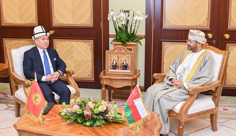 جلالة السُّلطان المُعظّم  يتلقّى رسالتين خطيتين 