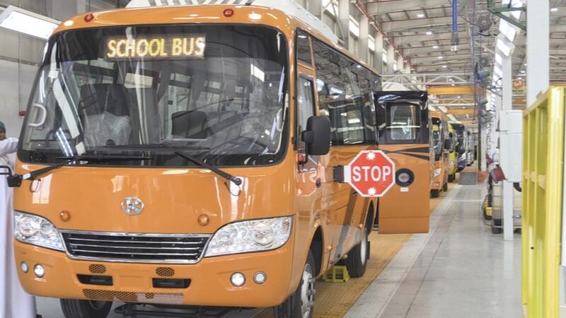 صُنعت في عُمان: إطلاق الدفعة الأولى من الحافلات المدرسية الجديدة